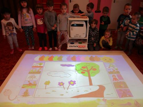Práce dětí s interaktivní katedrou Sweet box